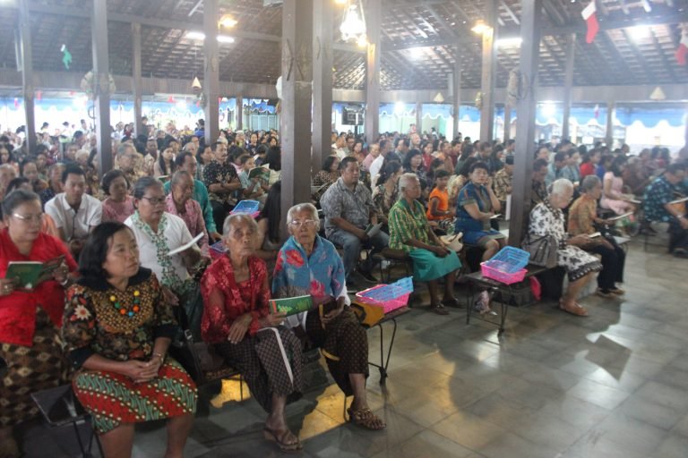 Sikap Duduk, Berlutut Dan Berdiri Saat Perayaan Ekaristi - Paroki Maria ...