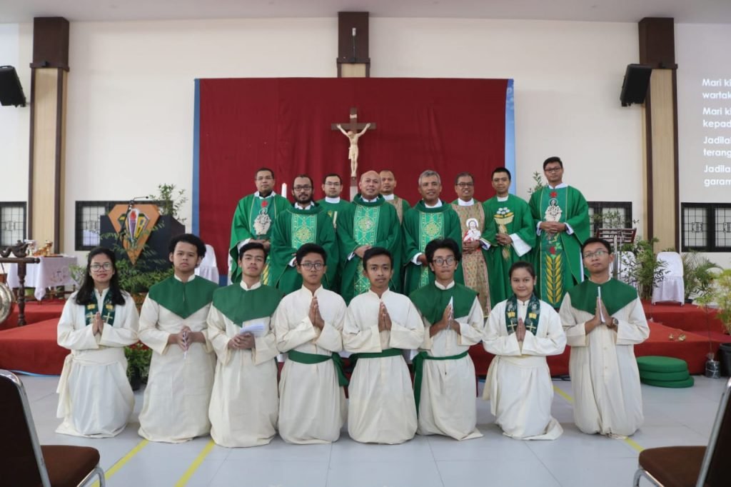 Putra-putri Altar GMMK Bertugas Di Misa Puncak 20 Tahun Bulan Katekese ...