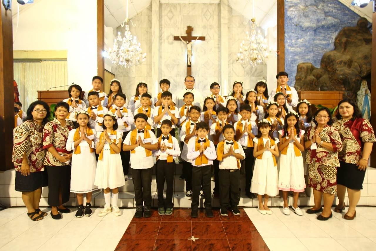 Penerimaan Komuni Pertama Di Gereja Maria Marganingsih Kalasan - Paroki ...