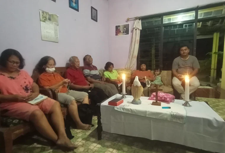 411 St. Petrus Temanggal II-Semarakkan Novena Roh Kudus Hari Pertama dan Doa Rosario