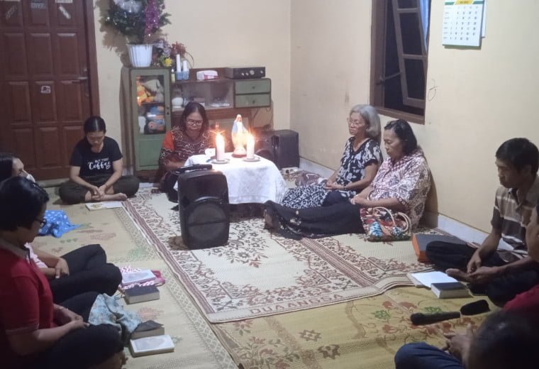 001 St. Bernadette Sukoharjo-Ibadat Doa dan Rosario Bersama di Lingkungan