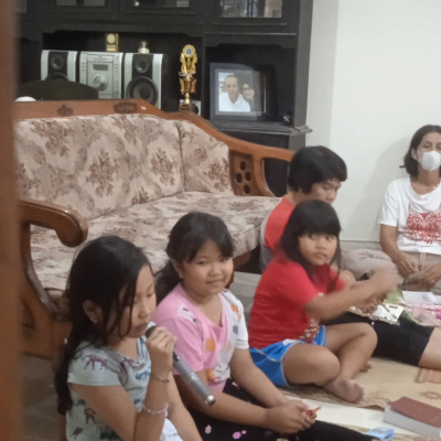 001 St. Bernadette Sukoharjo – Biar Anak-Anak datang kepadaKu untuk berdoa