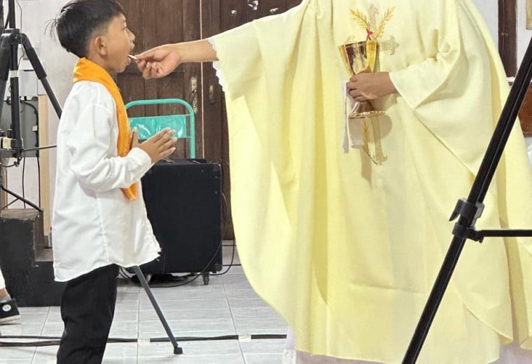 001 St. Bernadette Sukoharjo: Penerimaan Sakramen Komuni Pertama Salah Satu Umat Lingkungan