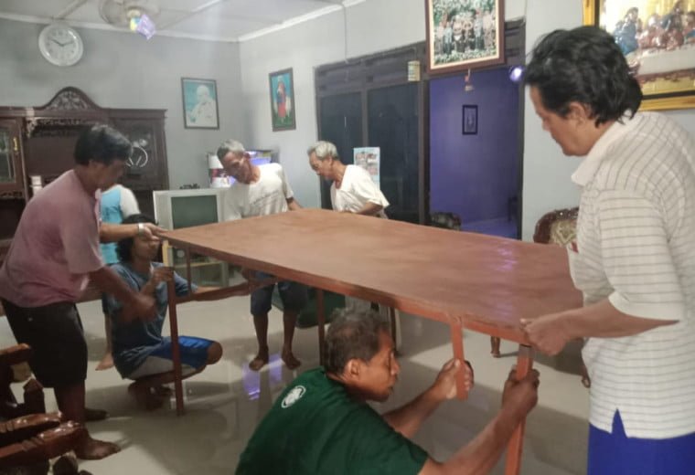 041 St. Bartolomeus Brintikan: Kerja Bakti Persiapan Misa Lingkungan
