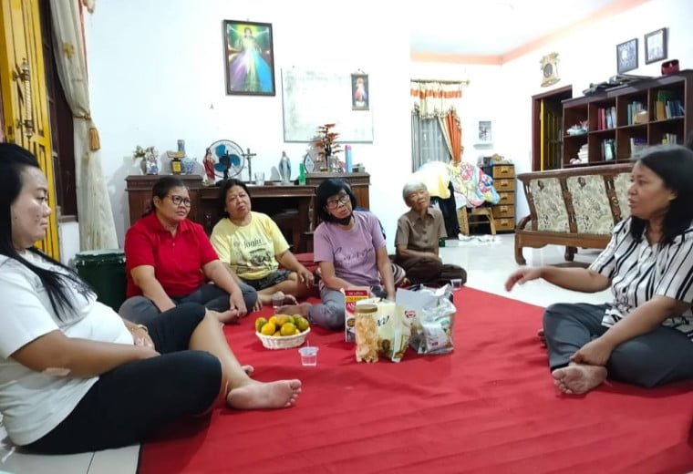 041 St. Bartolomeus Brintikan: Memberi Semangat Umat Yang Sakit