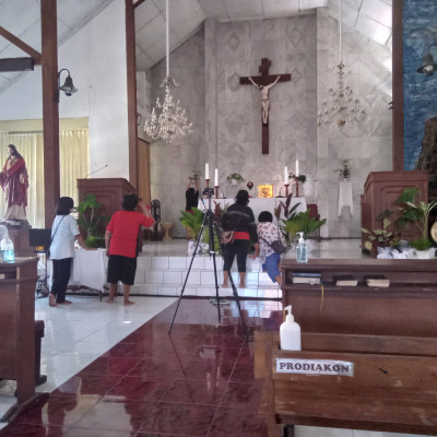 007 St. Mateus Cupuwatu II – Kebersamaan Dalam Kegiatan Bersih Gereja