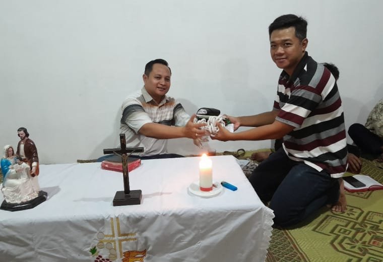 011 Brayat Minulyo Kadirojo II: Sembahyangan malam Jumat