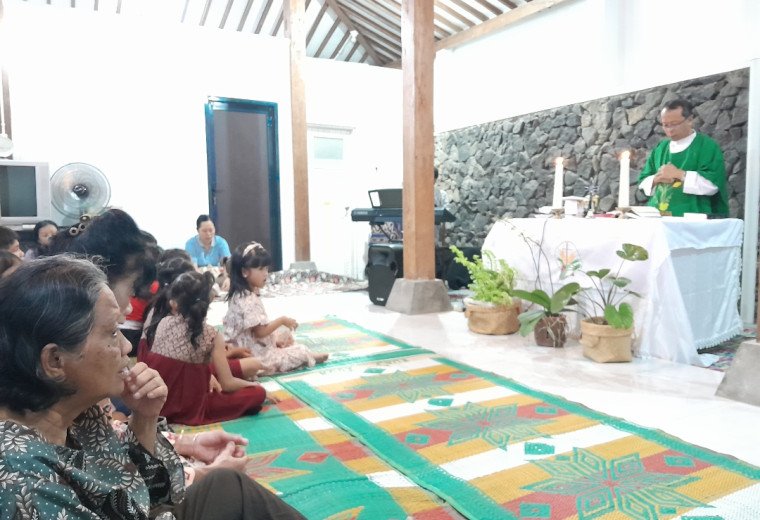 011 Brayat Minulyo Kadirojo II: Misa Lingkungan