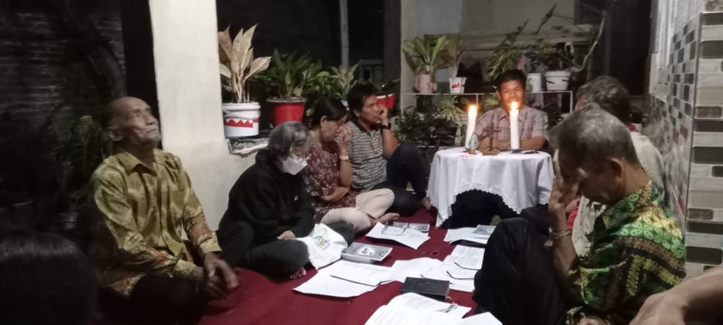 0311 Lingkungan Gregorius Agung Kaliajir: Doa Rosario Pembebasan bagi Ibu Maria Magdalena Mujijani