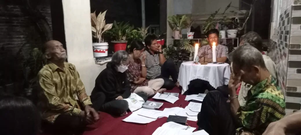 0311 Lingkungan Gregorius Agung Kaliajir: Doa Rosario Pembebasan bagi Ibu Maria Magdalena Mujijani