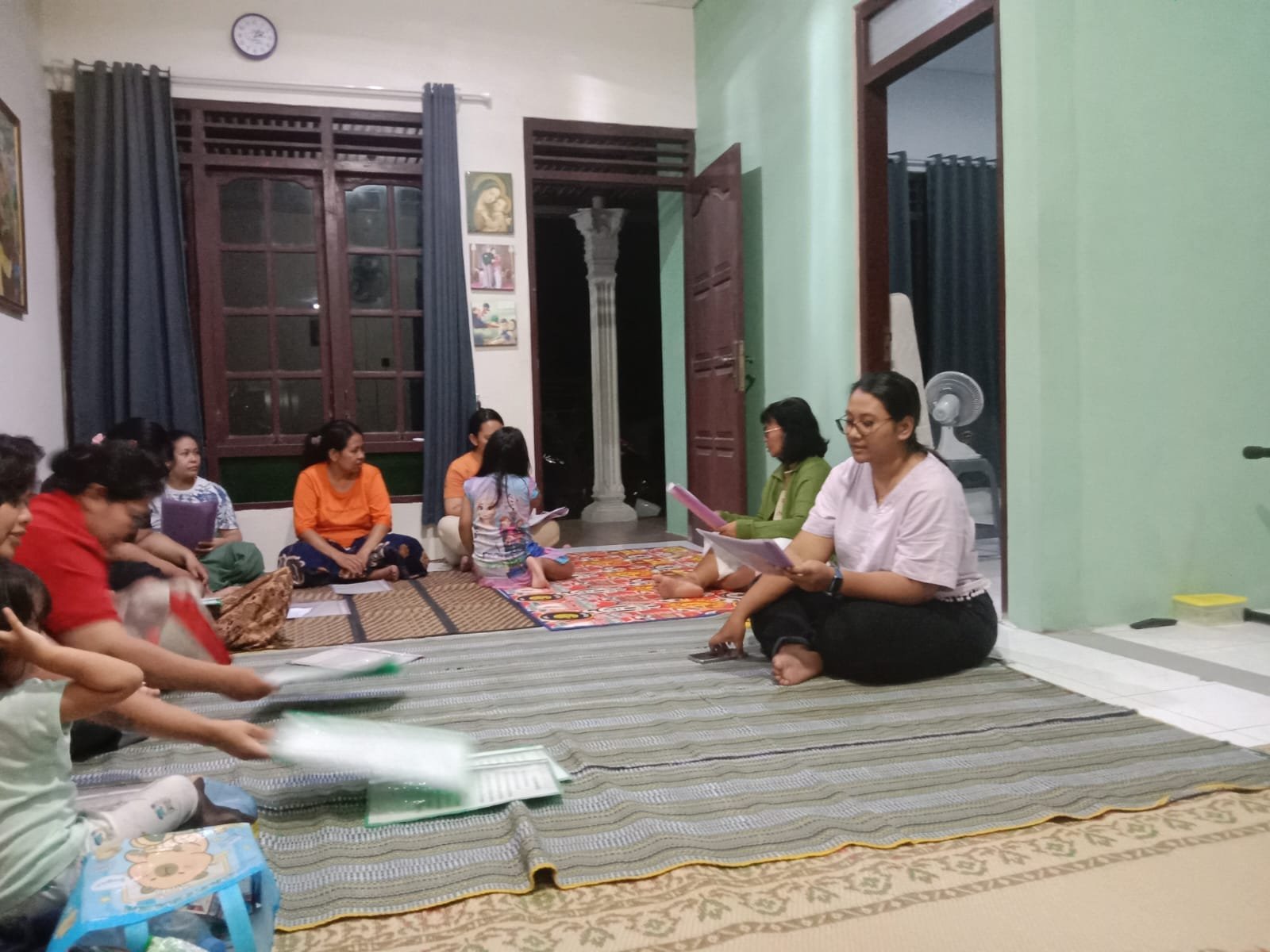 041 St. Bartolomeus Brintikan: Latihan Koor Sebagai Wujud Kebersamaan dan Pelayanan Iman