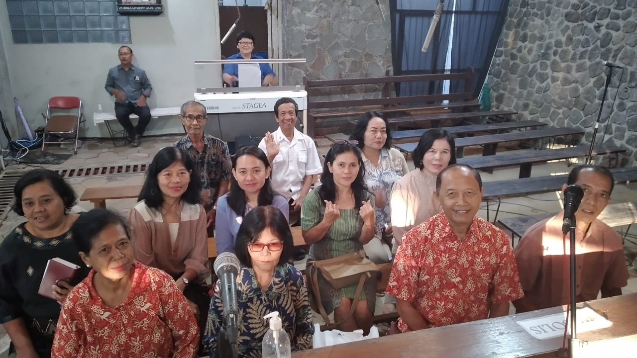 041 St. Bartolomeus Brintikan: Kolaborasi Pelayanan Koor Dua Lingkungan