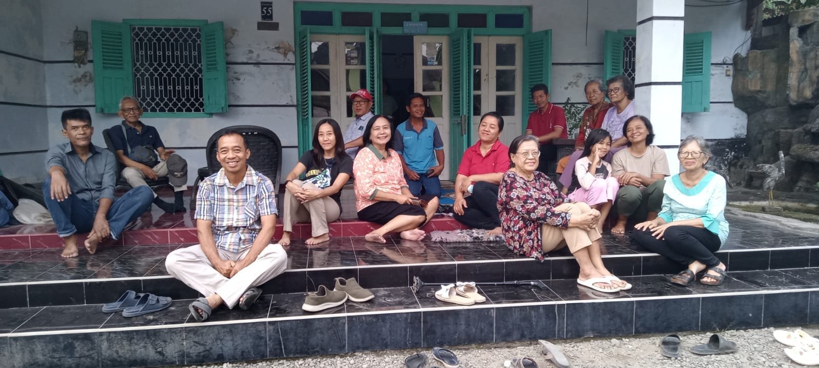 0311 Lingkungan Gregorius Agung Kaliajir: Umat Mengunjungi Pak Sari yang Sakit