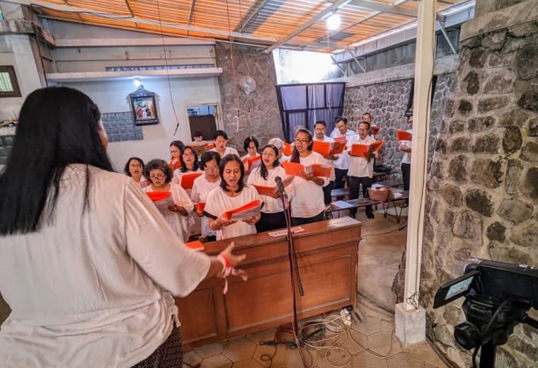 007 St. Mateus Cupuwatu II: Tugas Koor di Gereja Paroki : Bernyanyi Dengan Sukacita