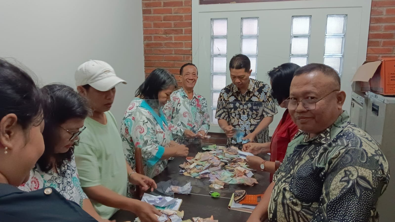 041 St. Bartolomeus Brintikan: Tugas Tata Tertib dan Kolektan Misa Minggu Pagi di GMMK