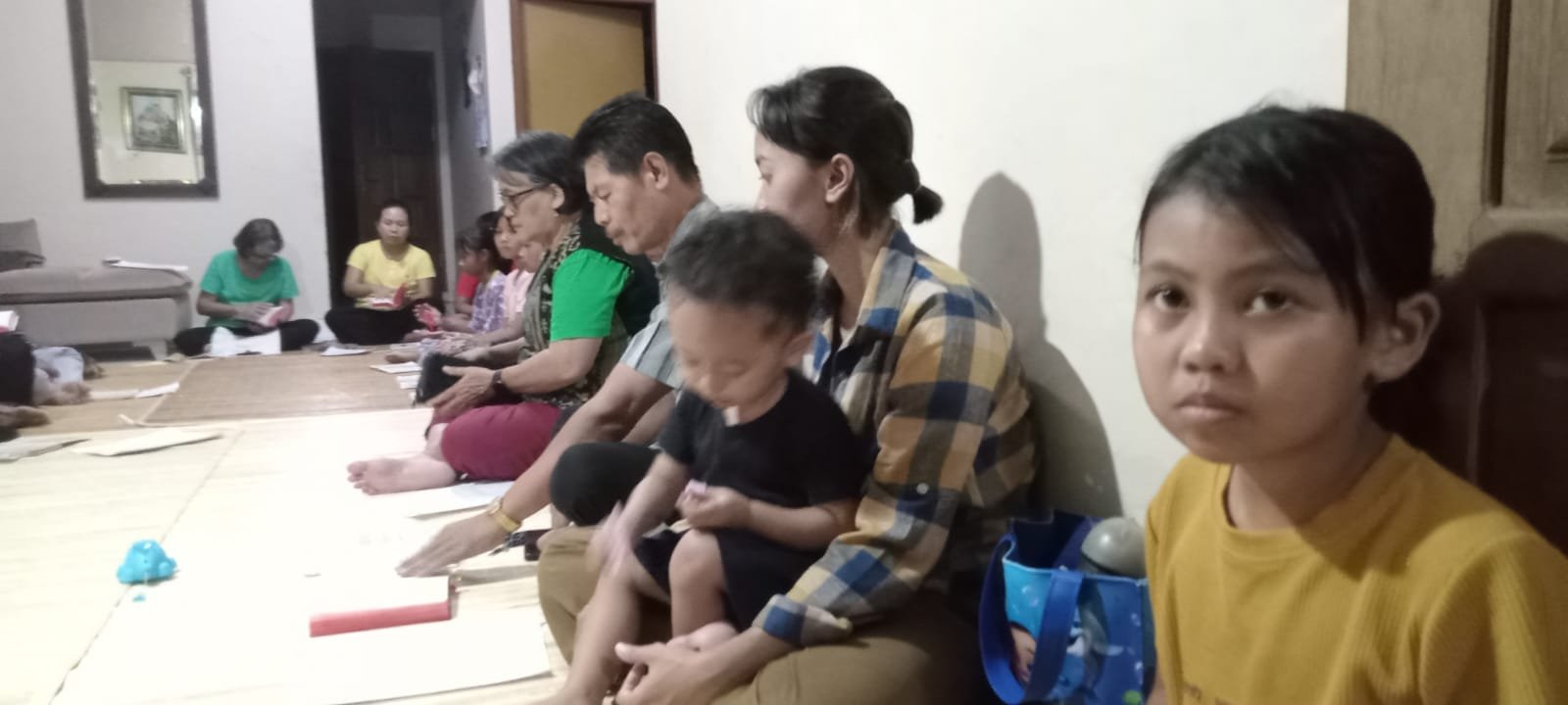 0311 Lingkungan Gregorius Agung Kaliajir: Umat tetap Semangat Berdoa Rosario di Hari Ke-16