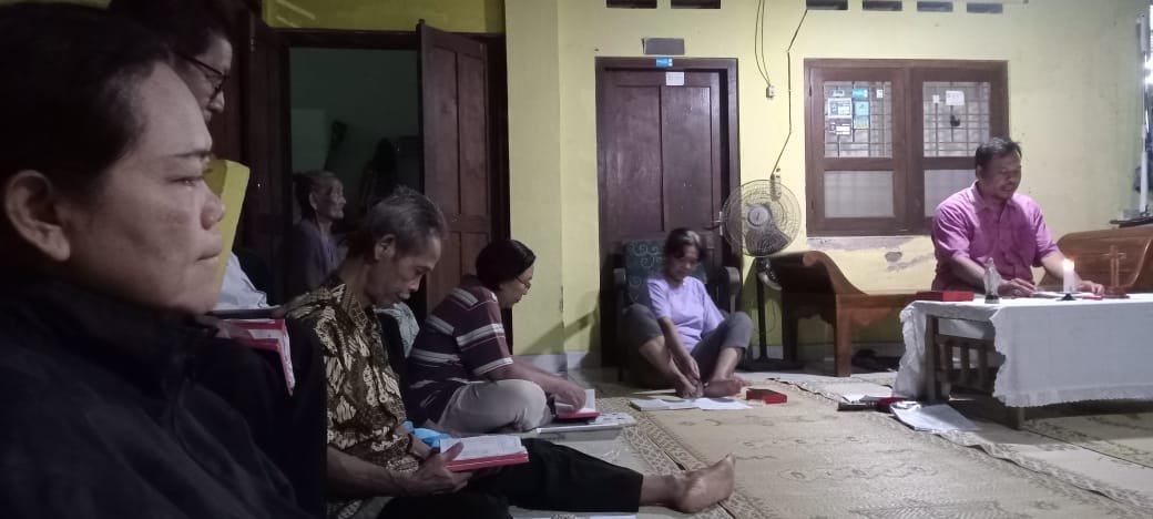 0311 Lingkungan Gregorius Agung Kaliajir: Hujan bukan Halangan untuk Berdoa Rosario di Hari Ke-28