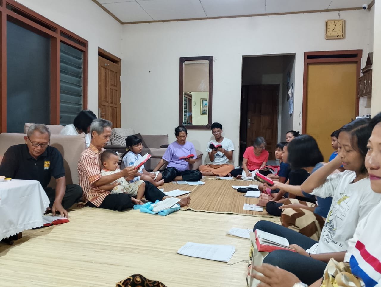 0311 Lingkungan Gregorius Agung Kaliajir: Merenungkan Misteri Kehidupan Yesus dengan Berdoa Rosario