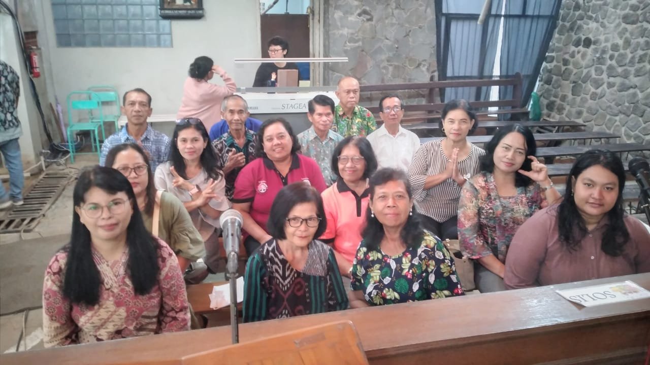 041 St. Bartolomeus Brintikan: Pelayanan Koor Dua Lingkungan di Misa Senin Pagi