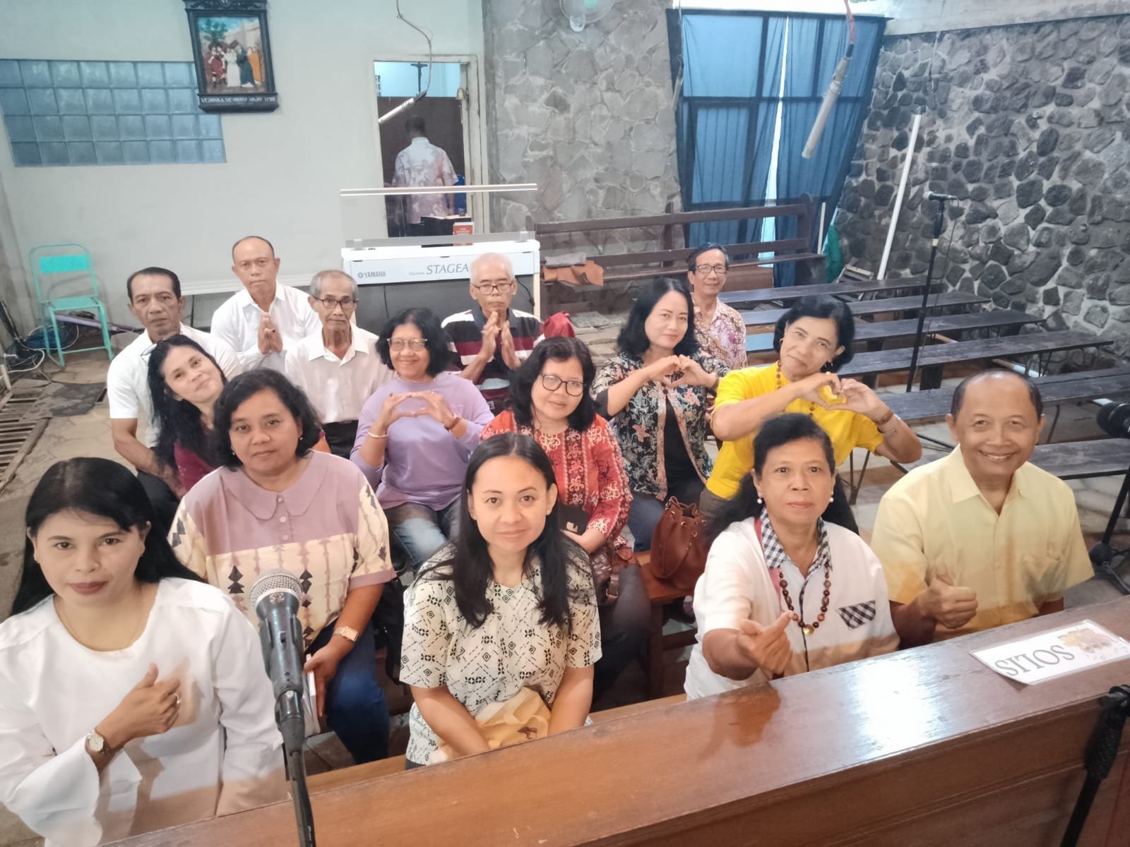 041 St. Bartolomeus Brintikan: Koor Dua Lingkungan Menyatu dalam Kasih Tuhan