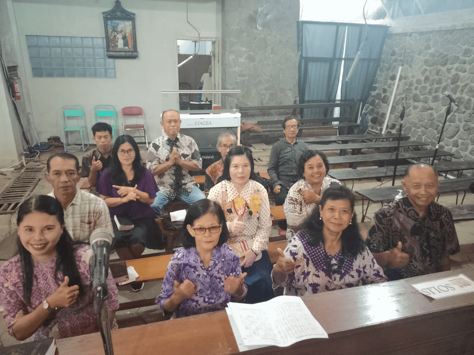 041 St. Bartolomeus Brintikan: Pelayanan Koor Dua Lingkungan di Misa Senin Pagi