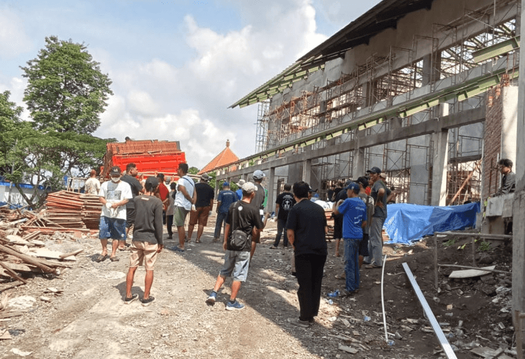 412 St. Paulus Temanggal II: Gotong Royong Penurunan Genteng