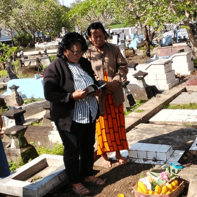 412 St. Paulus Temanggal II: Pemasangan nisan almarhumah Elisabeth Ginem Harjosuwiryo