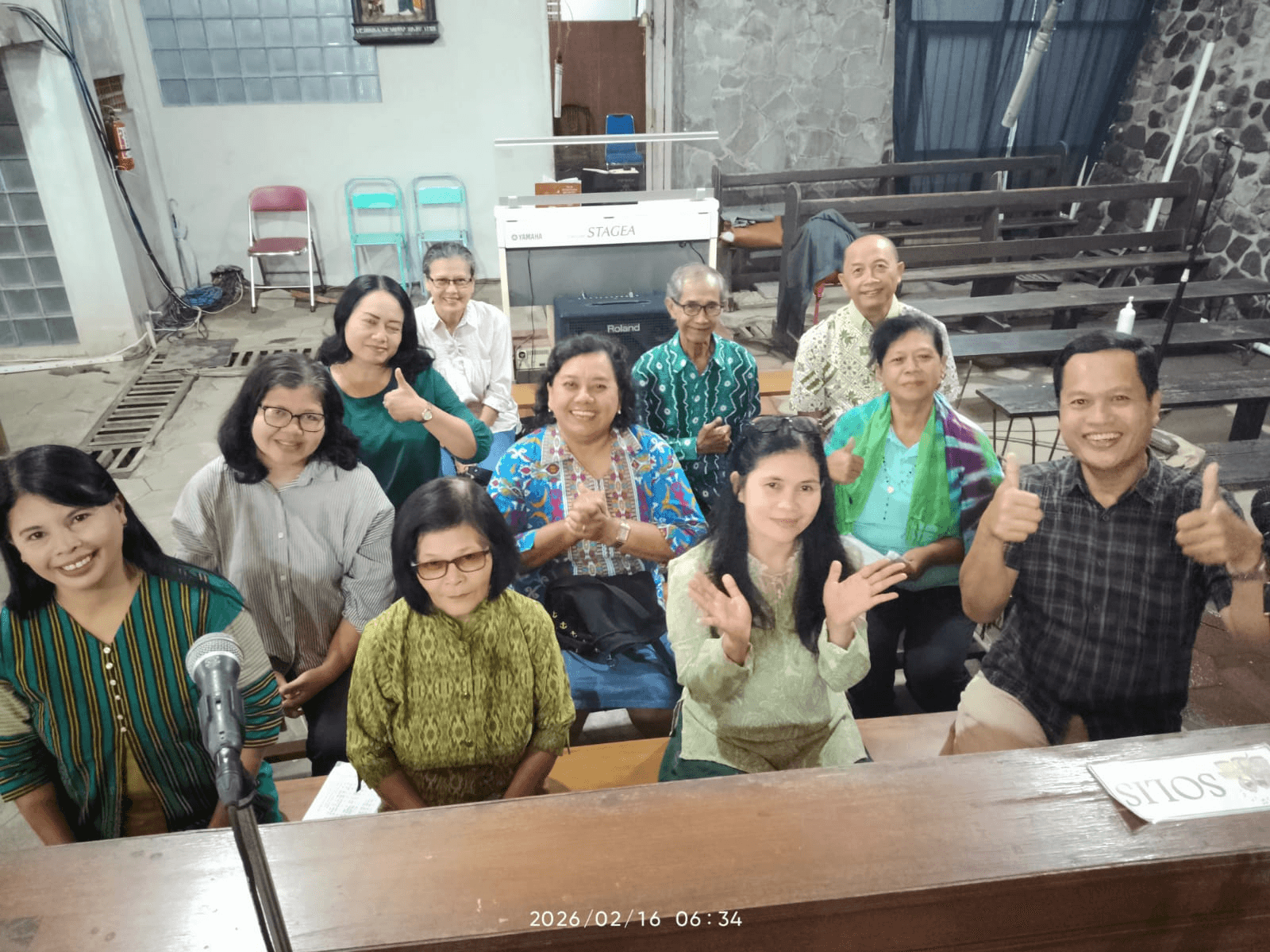 041 St. Bartolomeus Brintikan: Tugas Koor Dua Lingkungan di Misa Senin Pagi