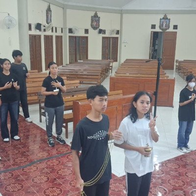 412 Lingkungan St. Paulus Temanggal II: Putra Altar Latihan Pertama untuk Tugas Kamis Putih