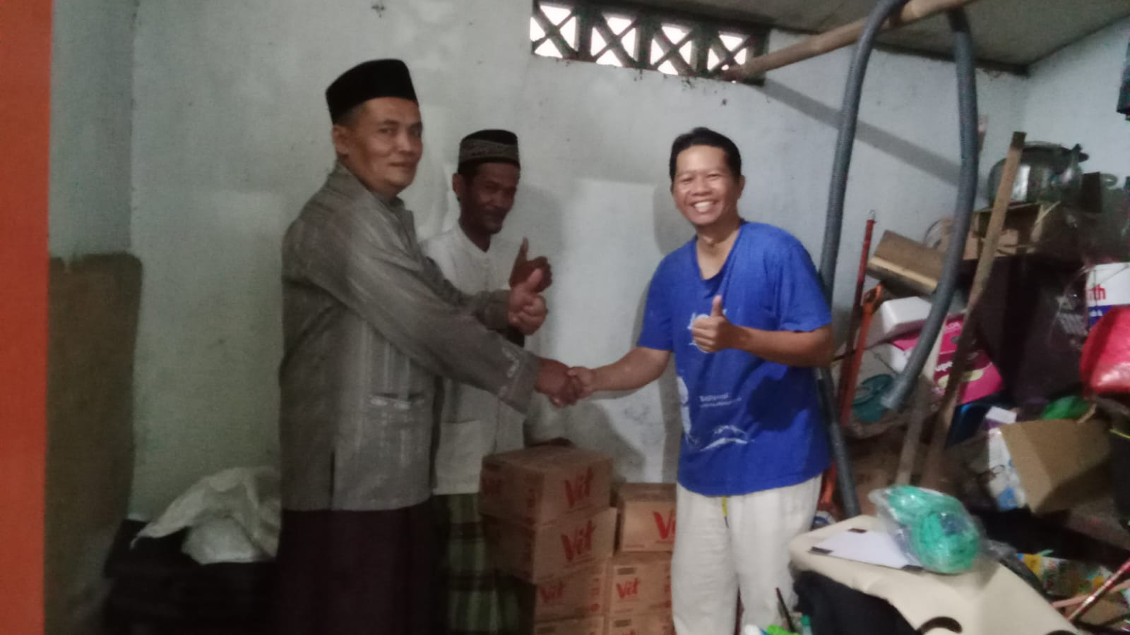 041 St. Bartolomeus Brintikan: Sumbangkan 24 Dus Air Mineral untuk Dua Masjid di Brintikan