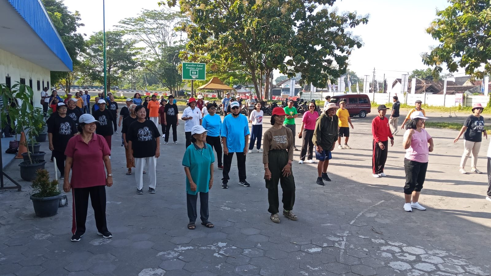 Lansia Bahagia di Pagi Hari: Senam Bersama yang Menghangatkan Hati di Paroki Maria Marganingsih Kalasan