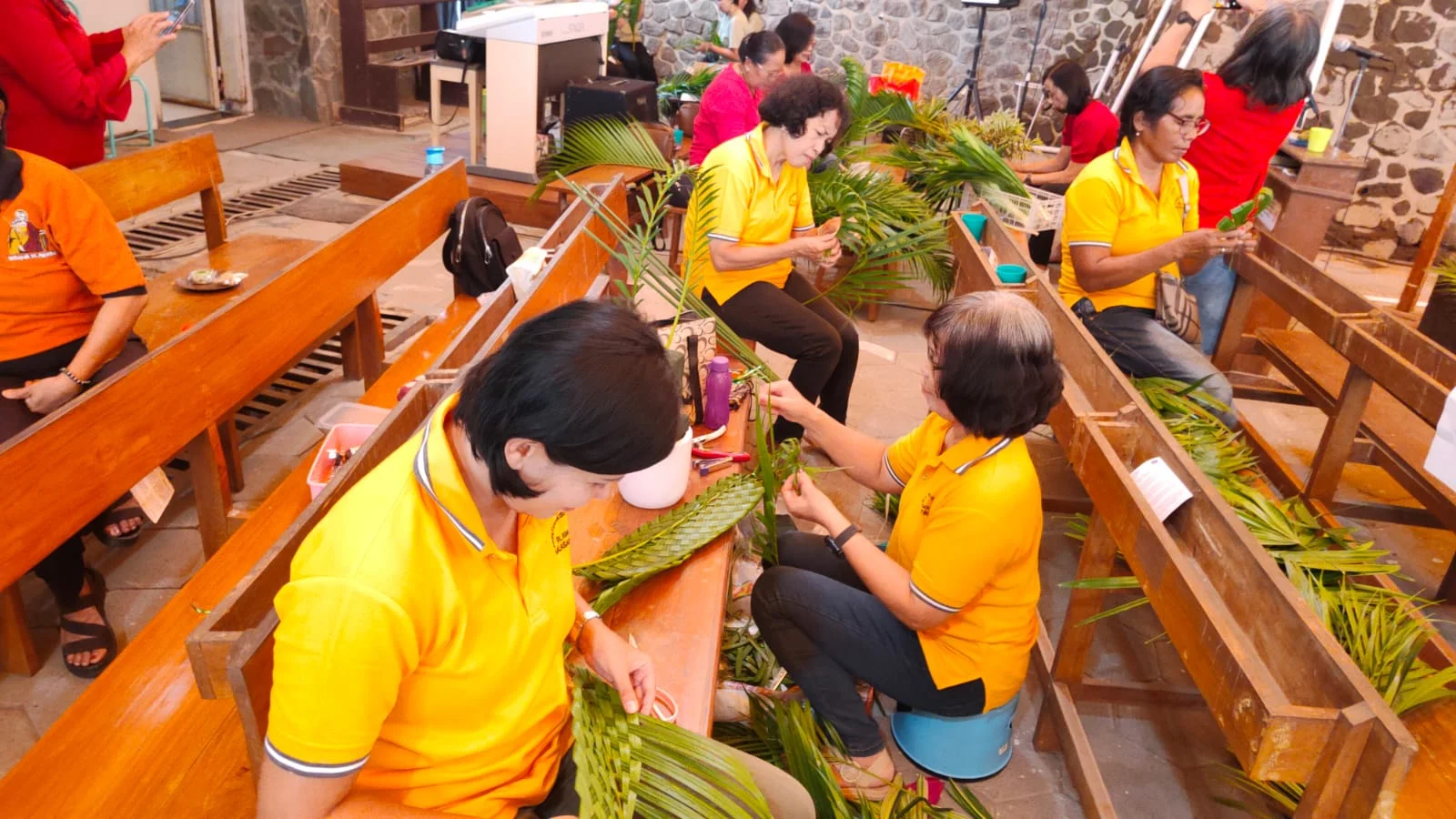 412 St. Paulus Temanggal II: Lomba Merangkai  Daun Palma dalam Pertemuan Ibu-Ibu Paroki dan WKRI