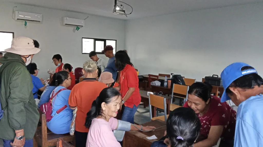 cek kesehatan para lansia di Gereja Kalasan