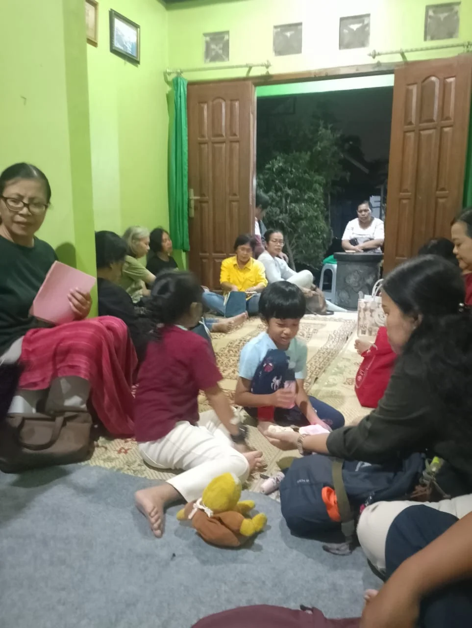 310 St. Antonius Padua Berbah: Ibadat Singkat dan Doa Rosario Lingkungan : “Ekaristi sebagai “Oase” bagi Umat”