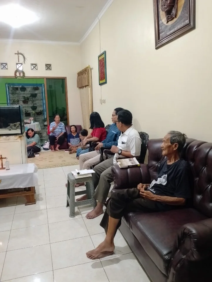 310 St. Antonius Padua Berbah: Doa “Kamisan” Lingkungan : Berilah dengan Cuma – Cuma
