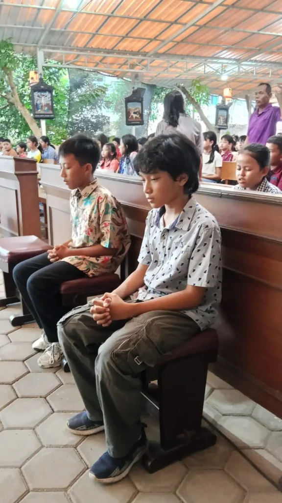 Persiapan penerimaan komuni pertama