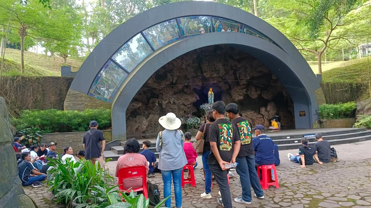 316 St. Elisabeth KBS: Ziarah Lingkungan ke Gua Maria Kaliori
