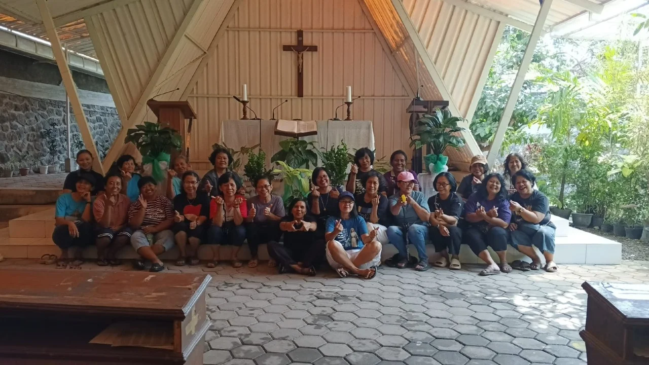 414 St. Lukas Somodaran: Umat Lingkungan Berpartisipasi dalam Kerja Bakti Rabu Bersih di Gereja Maria Marganingsih Kalasan