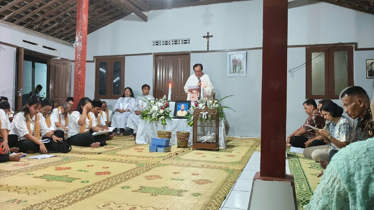 414 Lingkungan St. Lukas Somodaran: Misa Memule 1000 Hari MM. Ngadiyem Widi Susanto